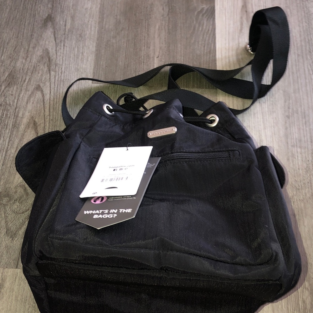 baggallini Modern Everywhere Nylon Black Drawstring Crossbody Bucket Bag NWT - Picture 6 of 16